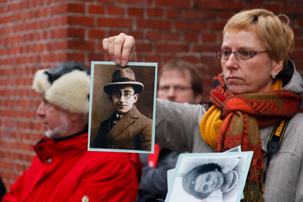 Brigitte Weber mit Fotos Wolff Jonas Wolff und Henni 6318